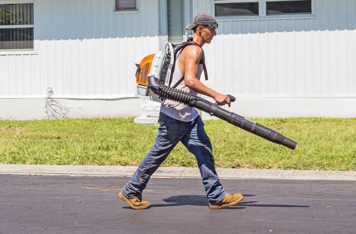 soplador batería Stihl en uso en jardín