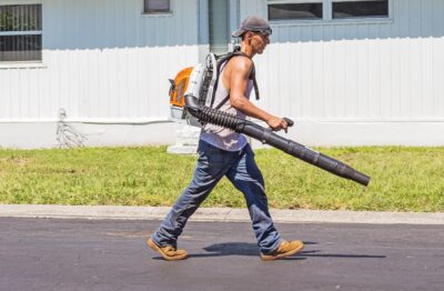 soplador batería Stihl en uso en jardín