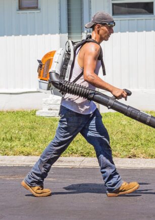 soplador batería Stihl en uso en jardín