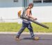 soplador batería Stihl en uso en jardín