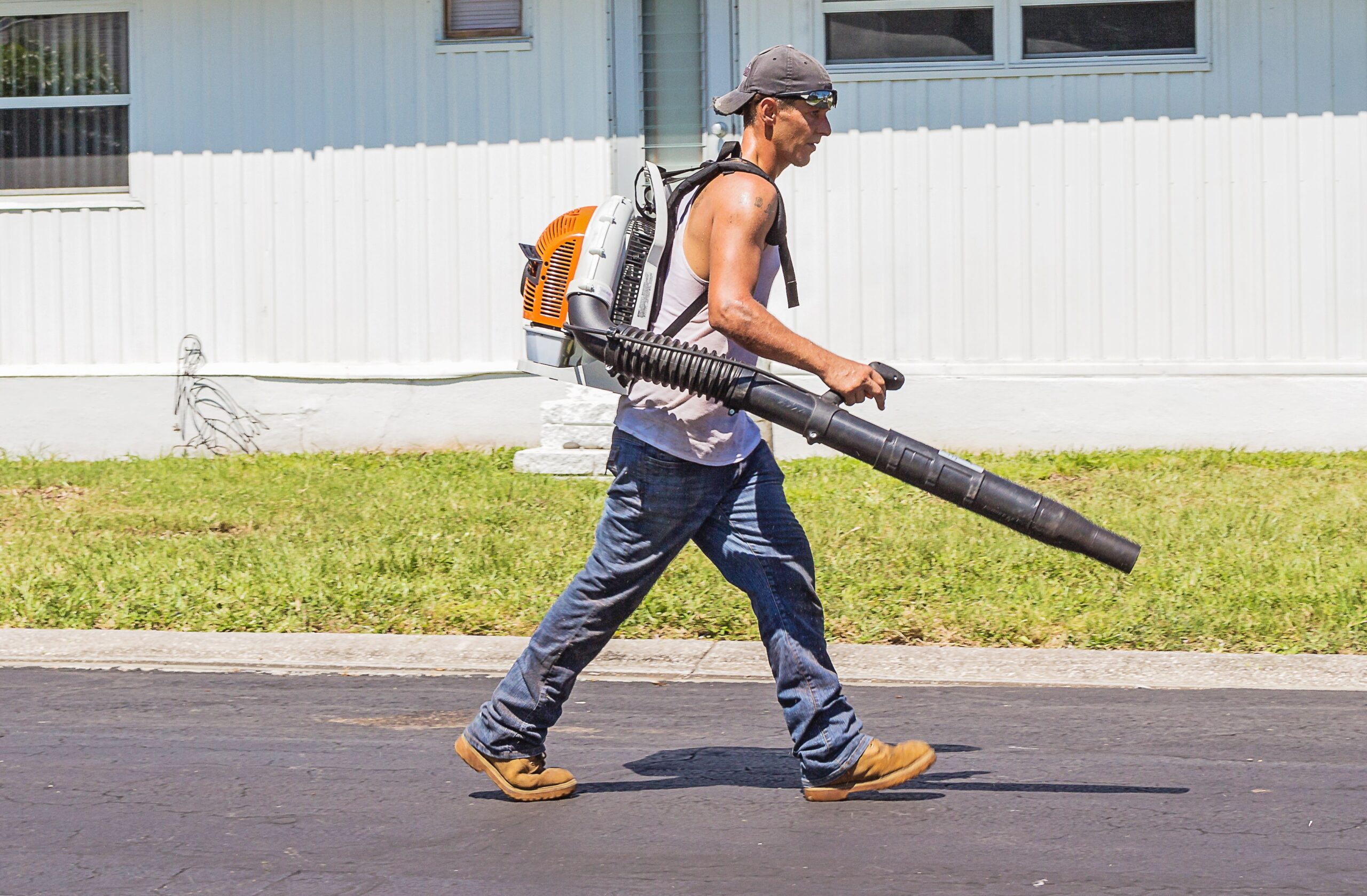 soplador batería Stihl en uso en jardín