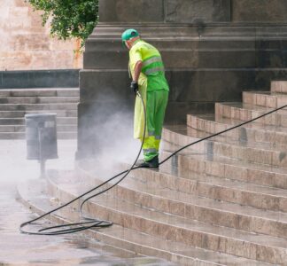 chorreo con arena en superficie metálica